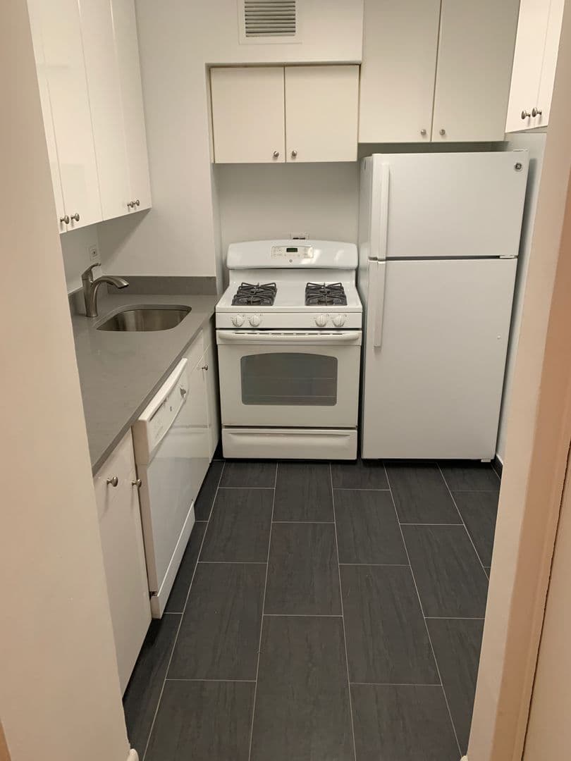 330 East 46 Street #3B, Manhattan, NY 10017