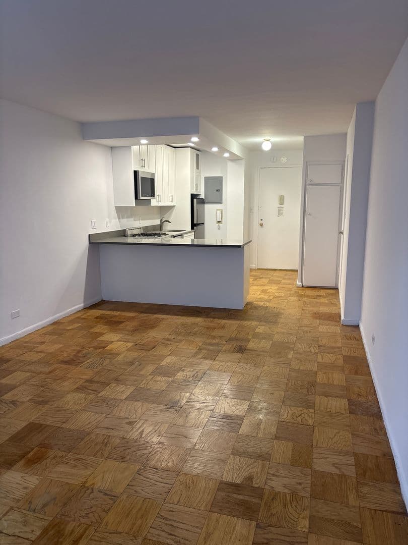 330 East 46 Street #10T, Manhattan, NY 10017