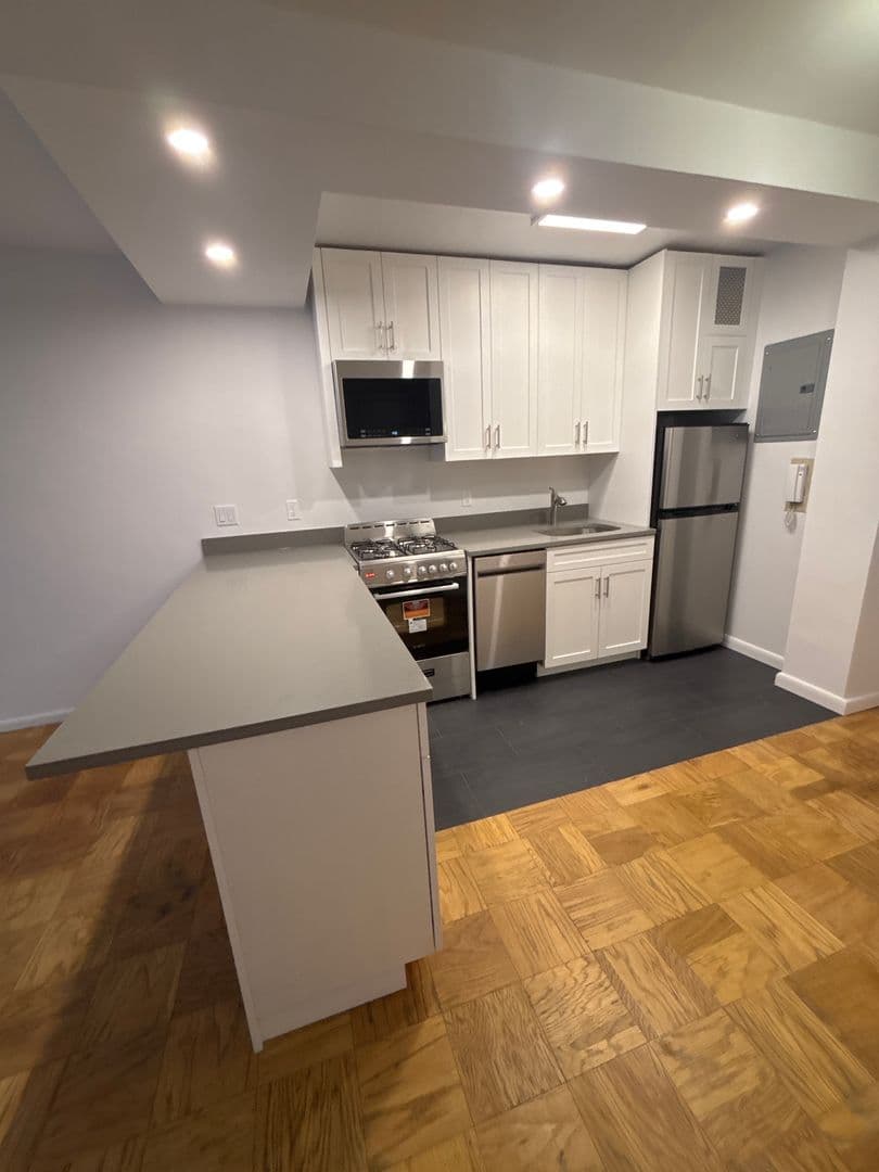 330 East 46 Street #10T, Manhattan, NY 10017